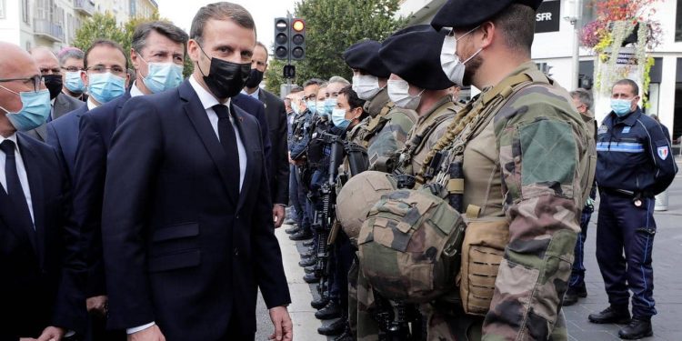 ماكرون ينشر مزيدا من القوات.. ويعلق: لن نرضخ للإرهاب