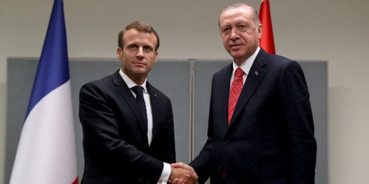 الجارديان: التوترات بين أردوغان وماكرون تعود بالنفع على كليهما