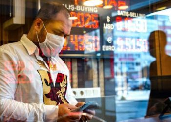 نزيف الليرة التركية يضع مدخرات الأتراك وسنوات العمر في خطر