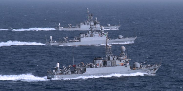 البحرية المصرية تغيث سفينة تركية.. وتنقذ ركابها