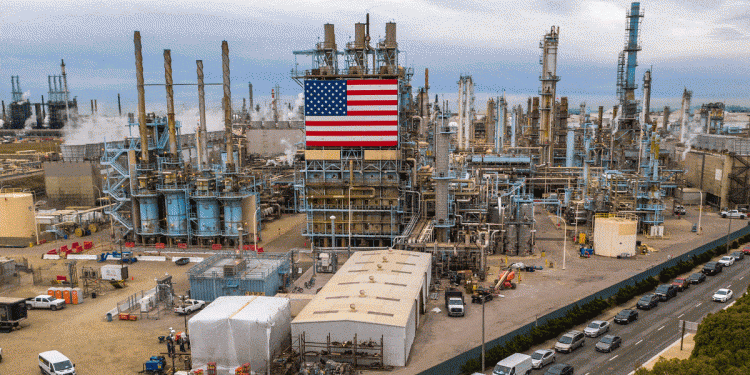 النفط يتراجع مع ارتفاع الإصابات بكورونا واستمرار فرز الأصوات في أميركا