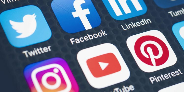 استطلاع رأي: أنصار أردوغان يحبون “فيس بوك” والمعارضون يلجأون إلى “تويتر”