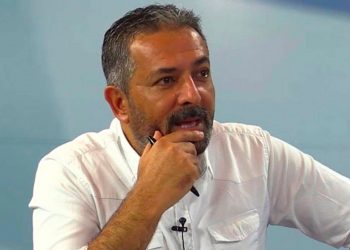 كاتب تركي: القوى الخارجية ليست سبب الأزمة بل الظلم والفساد