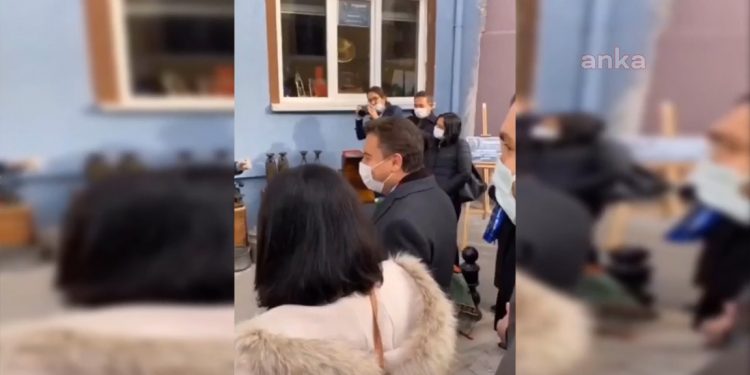 تجار يرقصون في حضرة باباجان “الاقتصاد أصابنا بالجنون”!