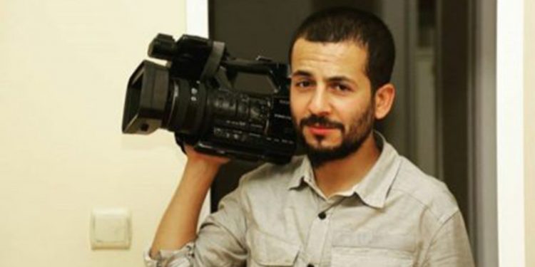 الشرطة التركية تحطم باب منزل صحفي كردي لاعتقاله