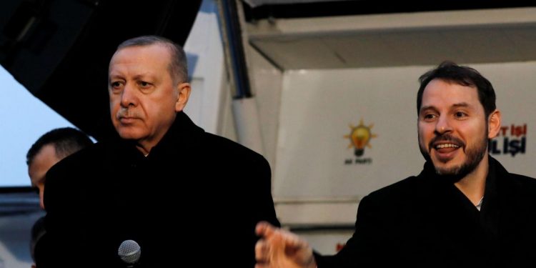 سياسي تركي: صهر أردوغان فرض التقشف على الشعب لصالح القصر!