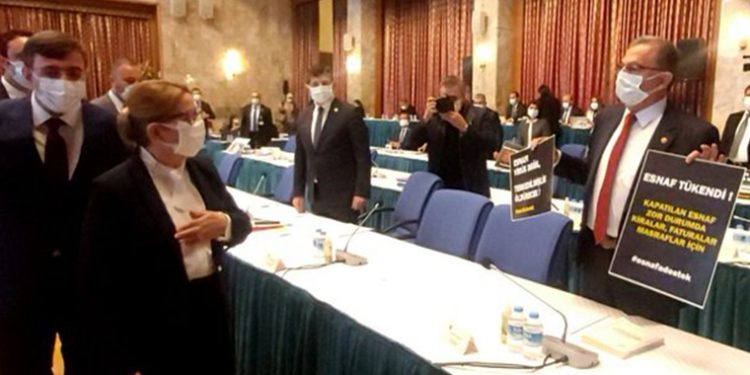 ماذا تفعل الشرطة داخل برلمان تركيا؟