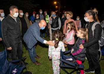 عمدة إزمير: نحو 180 مواطناً لا يزالون تحت الأنقاض