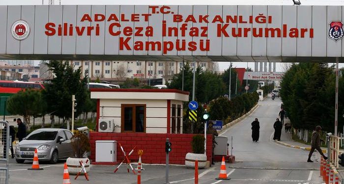 عسكري تركي معتقل يستغيث: نخضع لتجارب طبية في السجن!