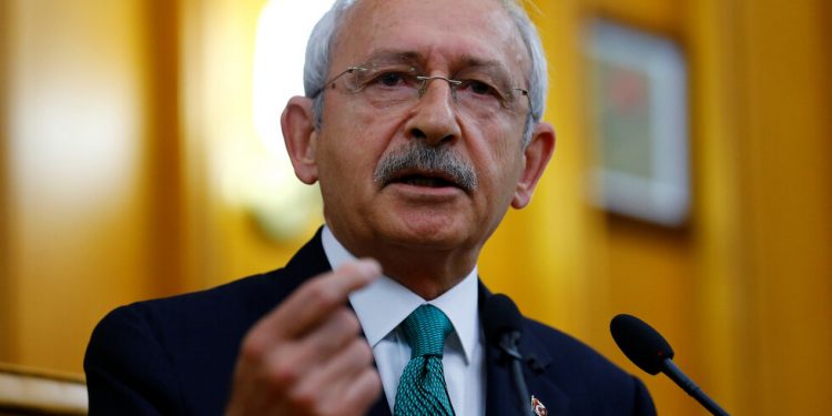 كيليجدار أوغلو يطمئن على طفلة خرجت من تحت الأنقاض بعد 65 ساعة