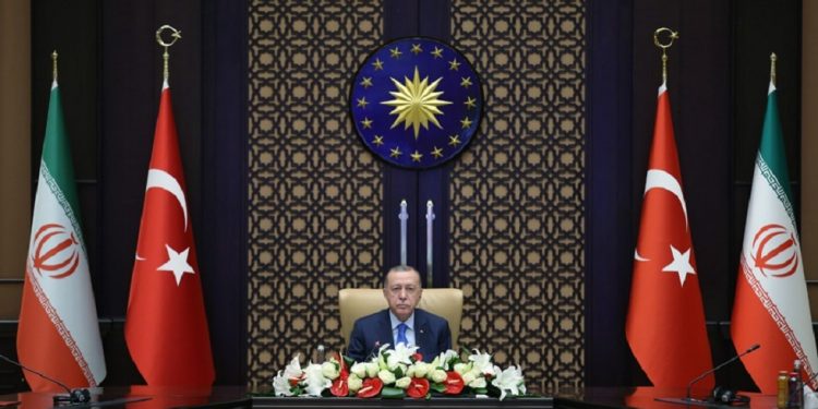 إعلامي سعودي: أردوغان النسخة التركية لإيران!