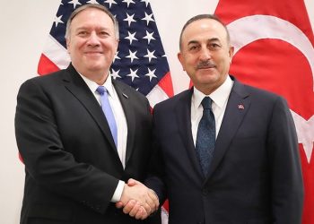 بلومبيرج: بومبيو رفض لقاء جاويش أوغلو في أنقرة واستدعاه إلى إسطنبول