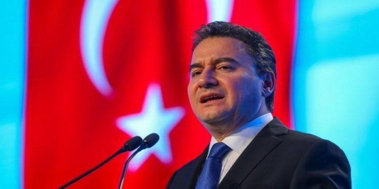 باباجان: الديموقراطية في تركيا مريضة.. وأردوغان قد يعلق العمل بالدستور!