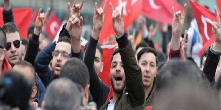 فرنسا تقرر حلّ حركة “الذئاب الرمادية” المتطرفة .. حلفاء أردوغان