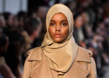 حليمة عدن تعتزل عرض الأزياء حتى لا تفوتها الصلاة مجددًا