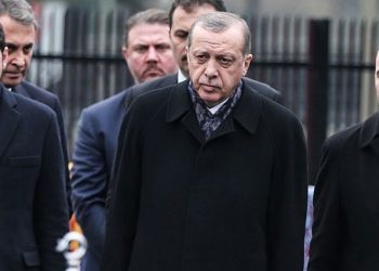 كاتب: أول وزير ضحى به أردوغان للمعارضة الداخلية صهره