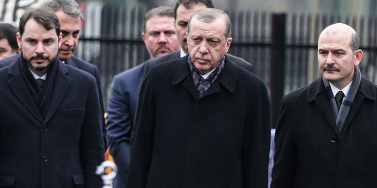 كاتب: أول وزير ضحى به أردوغان للمعارضة الداخلية صهره