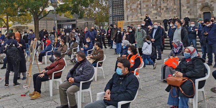 وقفة أمام البرلمان الأوروبي احتجاجا على وفاة شرطي تركي بالسجن