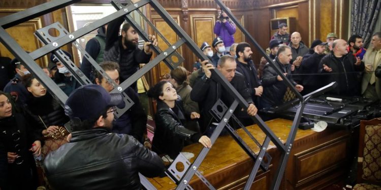 الأرمن يداهمون مبنى البرلمان اعتراضا على الانسحاب من قرة باغ