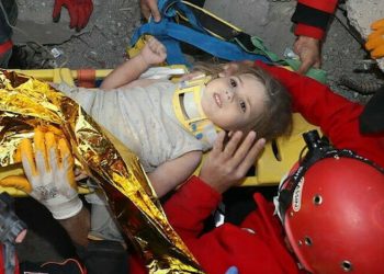 تركيا.. طفلة أخرى تخرج من بين الأنقاض بعد 91 ساعة