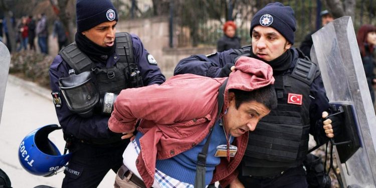 حملة اعتقالات واسعة تطال عشرات الأتراك بتهمة “الإرهاب”