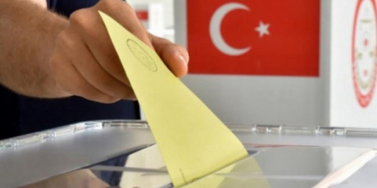 كاتب: تركيا تقترب أكثر من الانتخابات المبكرة