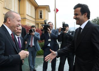 “لن نسامح”.. داوود أوغلو يتهم أردوغان بخيانة تركيا لصالح قطر