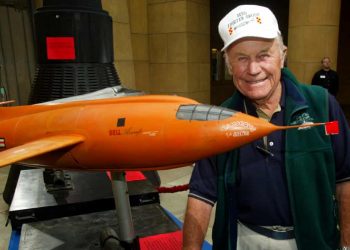 وفاة أول طيار يخترق حاجز الصوت