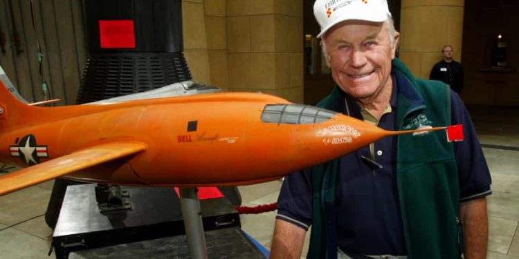 وفاة أول طيار يخترق حاجز الصوت