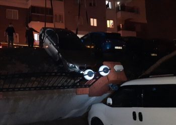 انهيار جدار فوق 29 سيارة بولاية إزمير