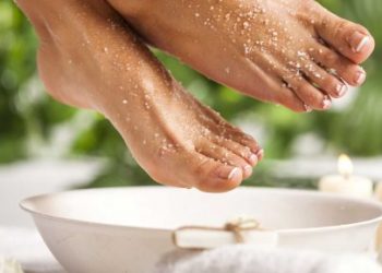 فائدة نقع القدمين في الماء والملح