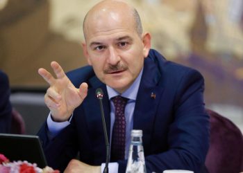 وزير داخلية تركيا يتهم وزيرًا يونانيًا بتعذيب المهاجرين غير الشرعيين