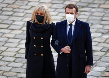 ما بين فيرساي والإليزيه.. كورونا يفرق بين ماكرون وبريجيت