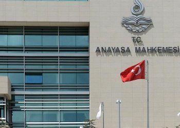 قرار من المحكمة الدستورية ينصف موظفًا فُصل تعسفيًا