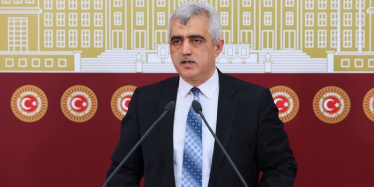 تركيا.. برلماني يبرز وقائع التفتيش العاري بالسجون