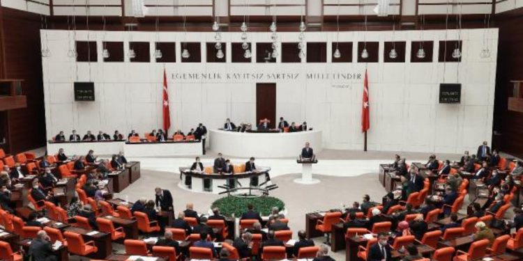 أنقرة تعترف بإنزال المقصلة على رأس 20 ألف جندي