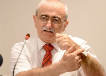 جراح قلب تركي: الممتنعون عن تناول اللقاح الصيني “خونة”!