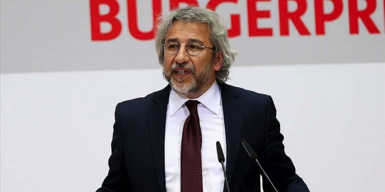 السجن 27 عامًا لصحفي تركي فضح إرسال السلاح للجهاديين في سوريا