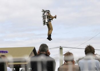 مكتب التحقيقات الفدرالي يطارد الرجل الطائر!