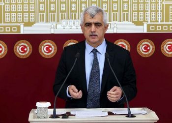 بلاغات رسمية ضد برلماني فضح ممارسات التفتيش العاري بالسجون