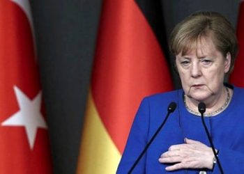 ميركل تمتدح زوجين من أصل تركي طورا لقاح كورونا