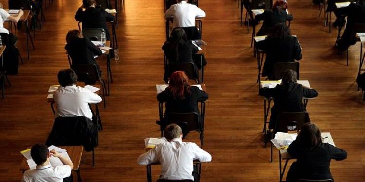 طالب جامعي يغش على طريقة جيمس بوند!