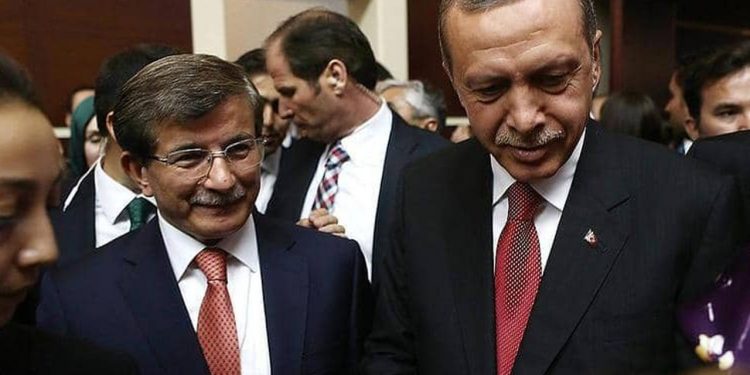 داود أوغلو لأردوغان: من هو حاكم تركيا الحقيقي؟