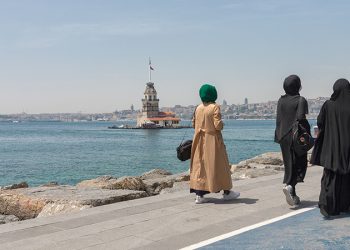 صحفي: وصف الحجاب بالرجعية واستغلاله سياسًا كلاهما “كارثة”