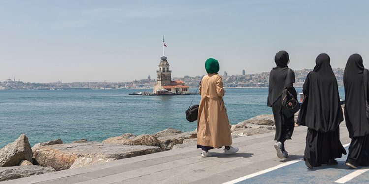 صحفي: وصف الحجاب بالرجعية واستغلاله سياسًا كلاهما “كارثة”