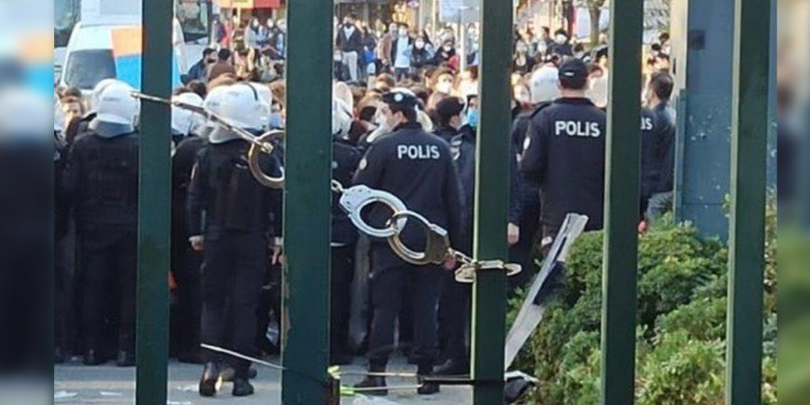 تركيا: قيادي بحزب أردوغان يهدد طلاب جامعة البسفور