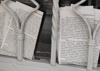 “الديمقراطية كفر” منشورات توزع في أنقرة!