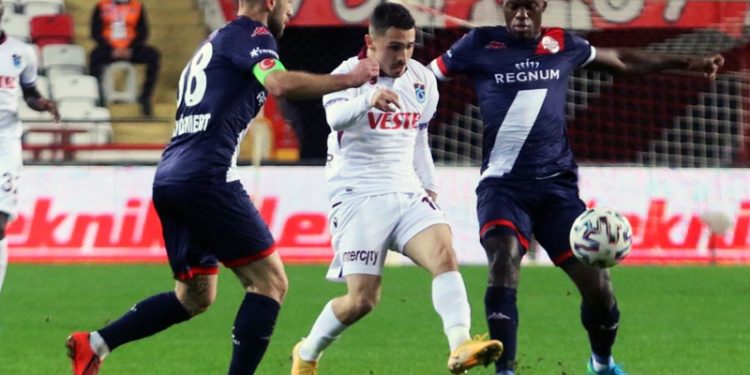 طرابزون يتعادل مع أنطاليا سبور بهدف في الدقيقة الأخيرة