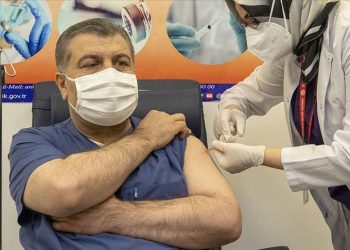 وزير الصحة التركي يحصل على أول جرعة من لقاح كورونا