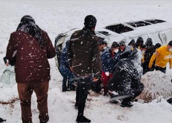 22 مصابا بانقلاب حافلتين بسبب الثلوج في ديار بكر